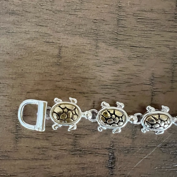 Silver-Plated Sea Turtle Link Bracelet with A Magnetic Clasp - Picture 4 of 6